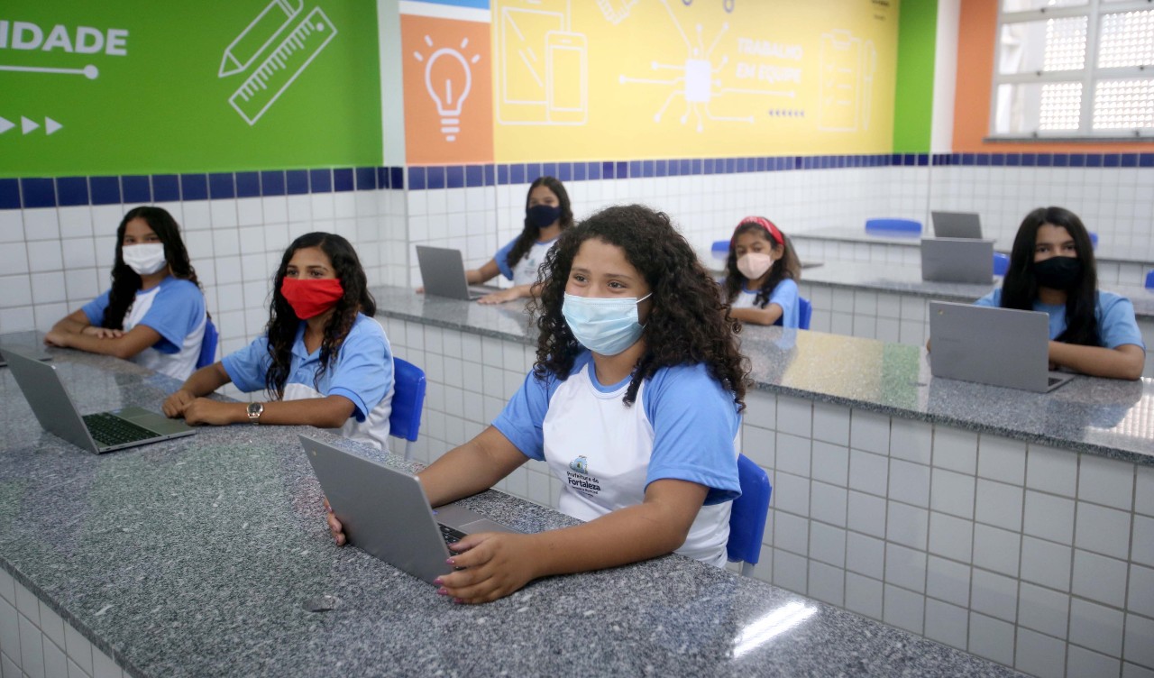 alunas em um laboratório de computação numa escola municipal